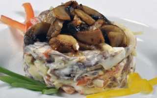 Салат с куриной грудкой и жареными шампиньонами – рецепт
