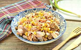 Приготовление салата из копчёной курицы и сухариков в домашних условиях