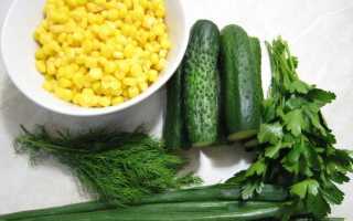 Приготовление салата из копчёной курицы с огурцами в домашних условиях