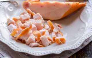 7 вкуснейших салатов на основе копчёной курицы и яиц для праздничного стола