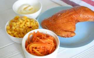 Самые удачные рецепты салатов с копчёной курицей и кукурузой для вас