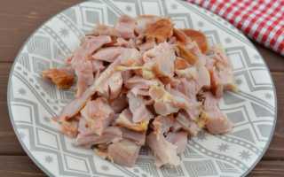 Салат с маринованным или жареным луком и копчёной курицей: рецепт