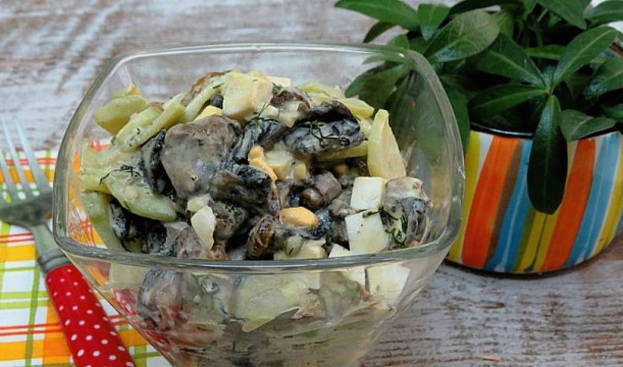 Салат с шампиньонами и огурцами солеными