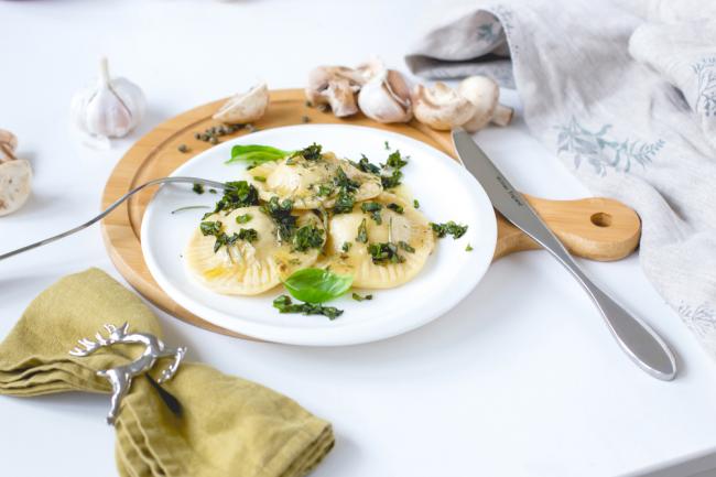 Равиоли с сырной и грибной начинкой и розмариновым соусом
