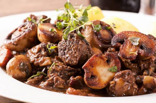 Запеченное мясо с грибами и помидорами | Santa Maria