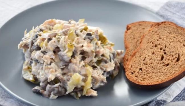 Салат с курицей, шампанским и солеными огурцами