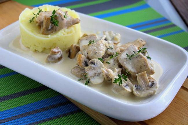 Курица с шампиньонами в духовке со сметаной