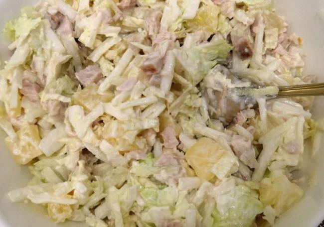 Салат с курицей, ананасом, грибами и пекинской капустой - пошаговый рецепт с фотографиями
