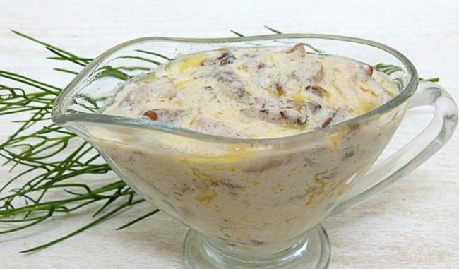 Приготовление грибного соуса со сметаной и разными грибами