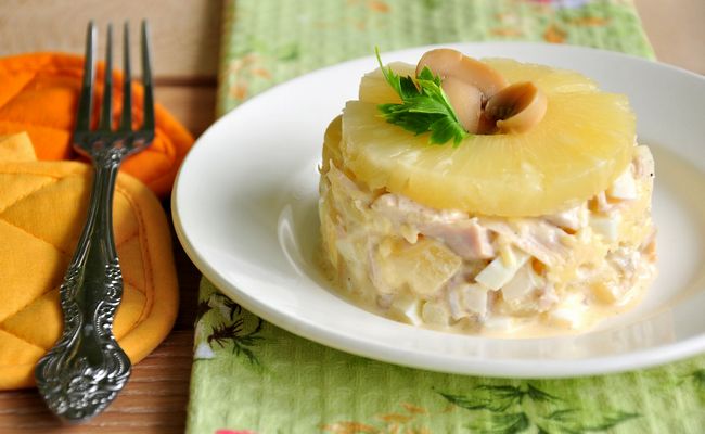 Нежный салат с ананасом, курицей, жареными грибами и сыром