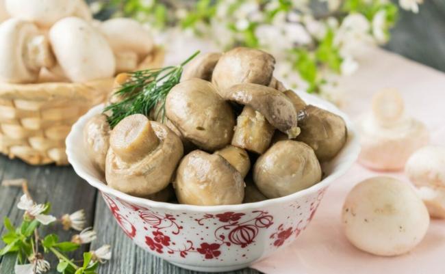 Блюда с маринованными грибами