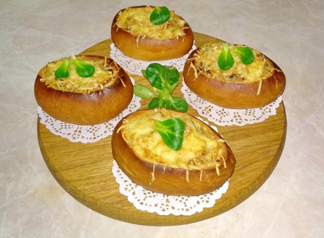 Жюльен в булочке. Теперь это моя фирменная закуска на праздники. Гости едят не только начинку, но и сами булочки