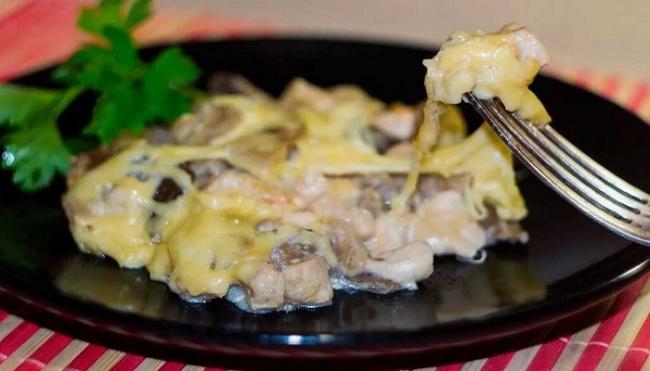 Жюльен из курицы с грибами и сливками