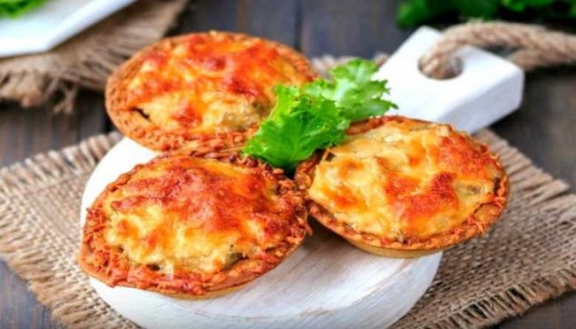 Жюльен с курицей и грибами в тарталетках