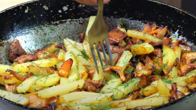 жареный картофель с грибами