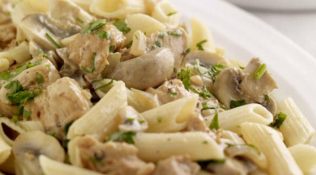 Паста с курицей, грибами и сыром