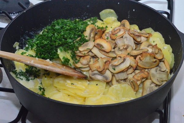 Картофель с грибами в сливочном соусе