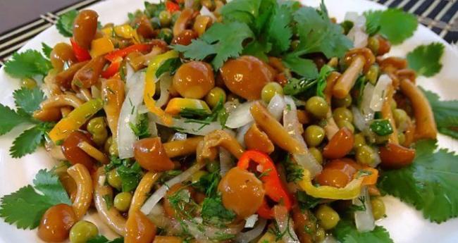 Лесная поляна — салат с опятами и копченой курицей