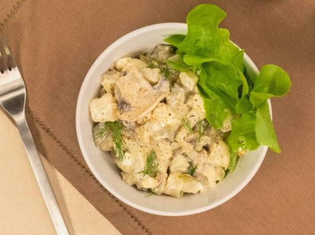 Салат с шампиньонами и огурцами солеными