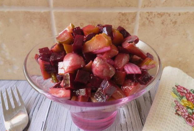 Салат с шампиньонами и огурцами солеными