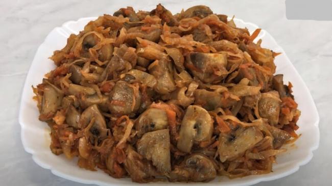 Тушеная капуста с грибами