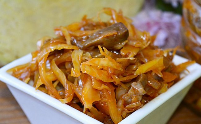 Салат из квашеной капусты и грибов на зиму