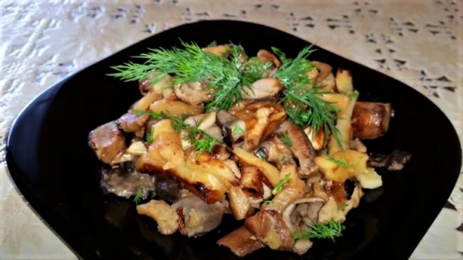 жареный картофель с грибами
