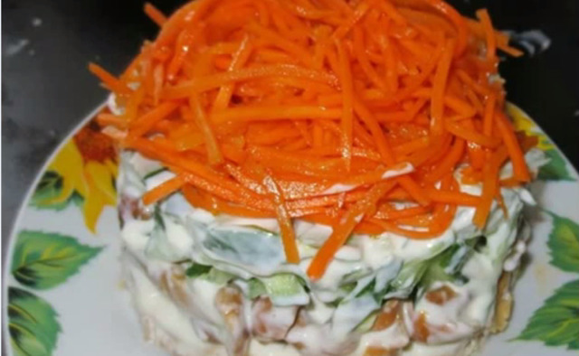Салат с копченой курицей и маринованными опятами