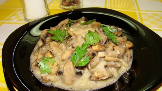 Как приготовить шампиньоны на сковороде со сметаной, луком и сыром