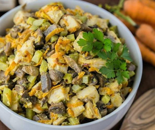 Салат с куриной грудкой и жареными шампиньонами
