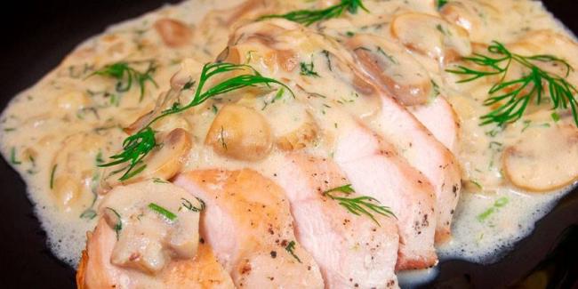 Куриная грудка с грибами в сливочном соусе