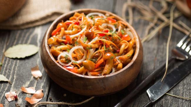 Опята по-корейски: рецепты маринованных грибов с морковью, луком, как на рынке, в магазине