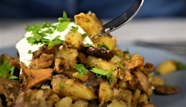 жареный картофель с грибами