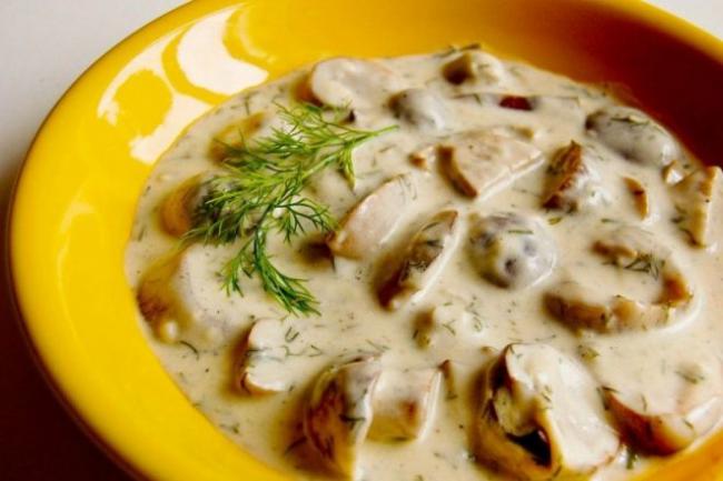 Грибы, обжаренные в сметане на сковороде, рецепт с фото - Вкусно.ру