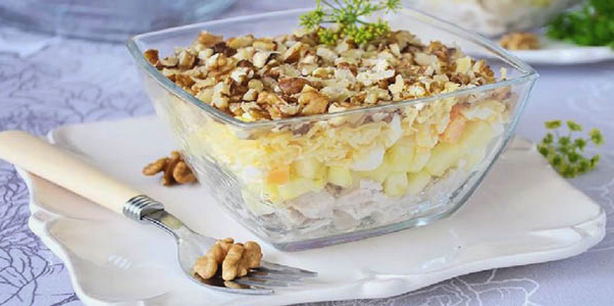 Шанхайский салат с курицей, ананасом, грибами, сыром, яйцами и грецкими орехами слоями - пошаговый рецепт с фото