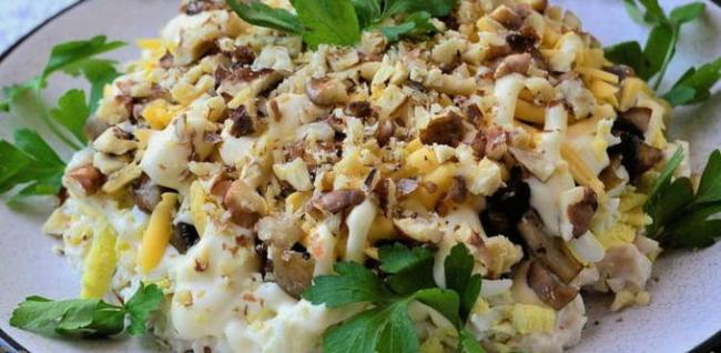 Салат с куриной грудкой и жареными шампиньонами