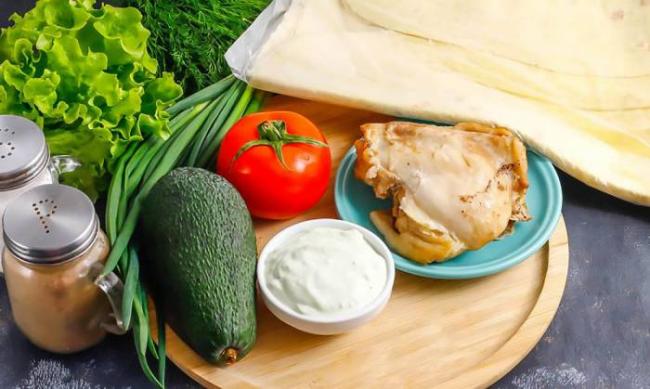 Ингредиенты для приготовления шаурмы с куриной грудкой Авокадо, лаваш, курица, салат, томат