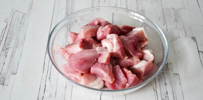 Нарезанная кусочками баранина Баранина для маринада с киви