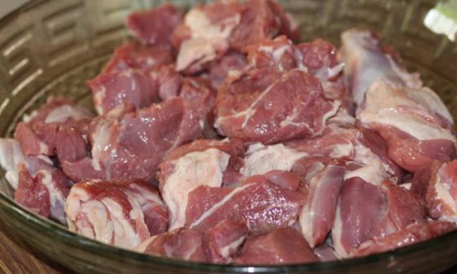 Нарезанная кусками баранина Баранина кусками в миске