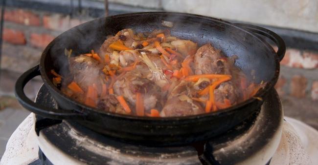 Соединение мяса с овощами в казане Баранина с морковью и луком