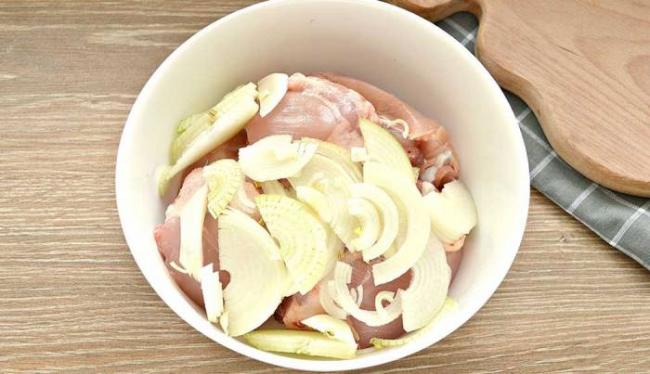 Использование лука в мариновании куриных бёдрышек Бёдра и лук