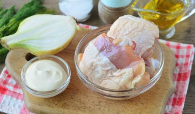 Ингредиенты для приготовления куриных бёдер в майонезе Бёдра, майонез и лук