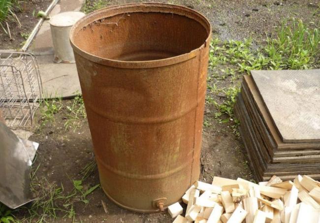 Бочка для производства угля в домашних условиях Бочка и дрова
