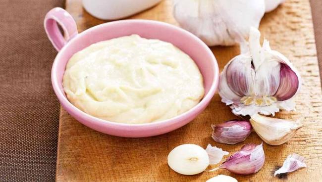 Чеснок и майонез для приготовления маринада Чеснок и майонез для свинины