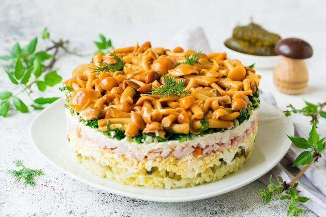 Салат с ветчиной и маринованными грибами
