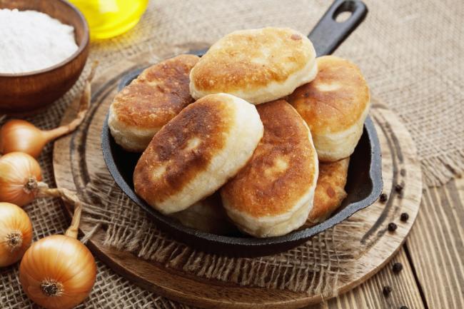 жареные котлеты с грибами и картофелем