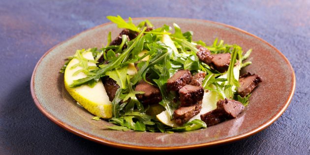 Рецепт салата из куриной печени с куриной печенью, грушей и соевым соусом