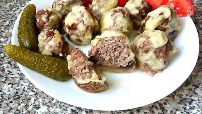 Фаршированные грибы, запеченные в духовке с сыром и мясным фаршем