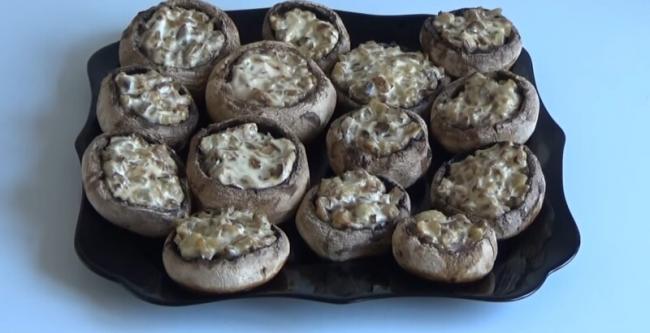 Фаршированные шампиньоны с сыром и сливками в духовке