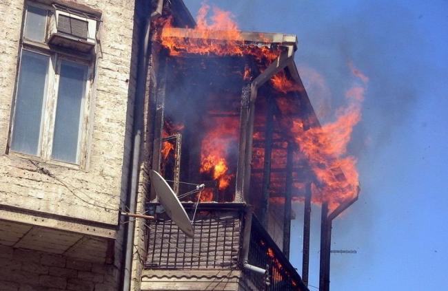 Пожар на балконе  Горящий балкон в многоэтажке
